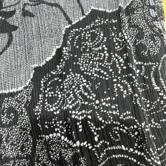 ECI 100% silk Fully lined mini dress with chest flower detailing - Picture 11 of 11